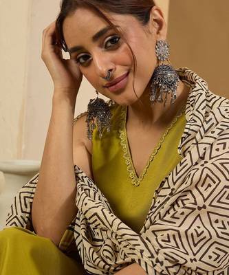 Sleeveless V-Neck Straight Kurta With Trousers & Dupatta 1