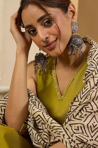 Sleeveless V-Neck Straight Kurta With Trousers & Dupatta