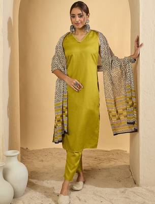 Sleeveless V-Neck Straight Kurta With Trousers & Dupatta 2