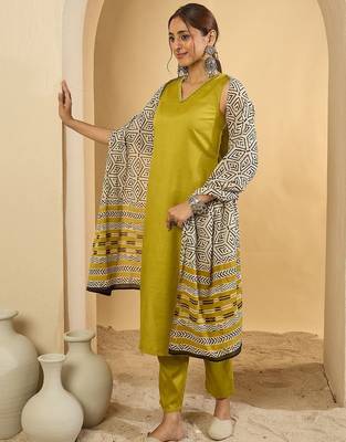 Sleeveless V-Neck Straight Kurta With Trousers & Dupatta 3