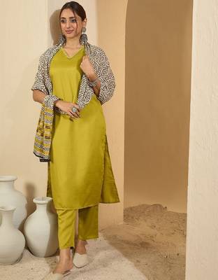Sleeveless V-Neck Straight Kurta With Trousers & Dupatta 4