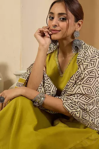 Sleeveless V-Neck Straight Kurta With Trousers & Dupatta