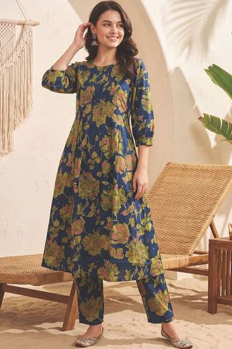 Women Floral Printed Cotton Kurta with Trousers