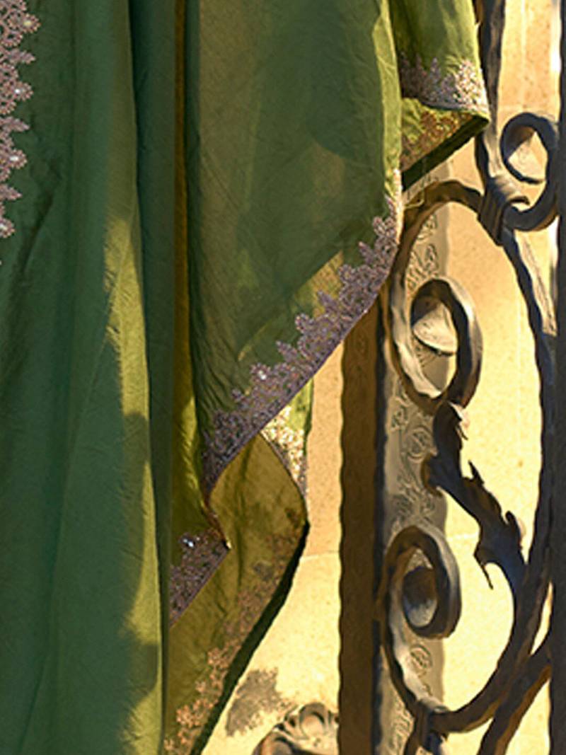 Ethnic Motifs Embroidered Regular Thread Work Straight Kurta Set