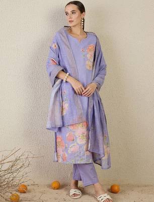 Women Floral Printed Kurta with Trousers & Dupatta 1