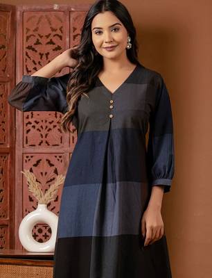 Colourblocked V-Neck A-Line Kurta With Trousers 1