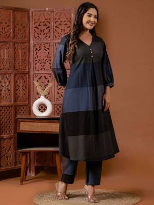 Colourblocked V-Neck A-Line Kurta With Trousers 4