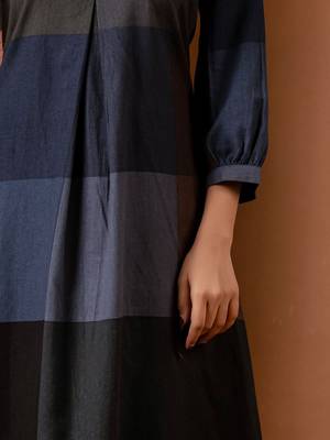 Colourblocked V-Neck A-Line Kurta With Trousers 6