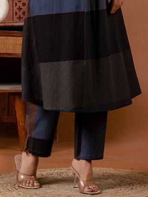 Colourblocked V-Neck A-Line Kurta With Trousers 7