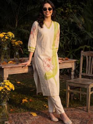 Women Floral Printed Regular Kurta with Trousers 1
