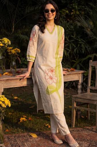 Women Floral Printed Kurta with Trousers
