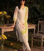 Women Floral Printed Regular Kurta with Trousers
