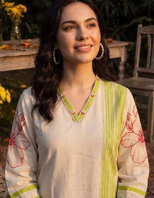 Women Floral Printed Regular Kurta with Trousers 2