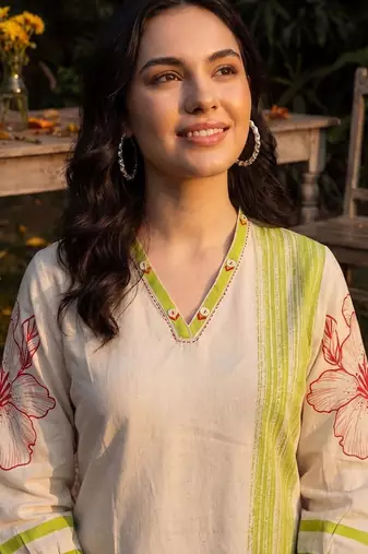 Women Floral Printed Regular Kurta with Trousers