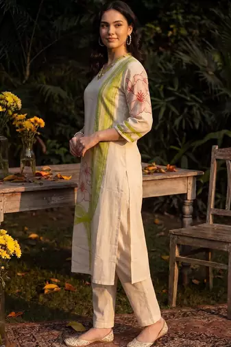 Women Floral Printed Regular Kurta with Trousers