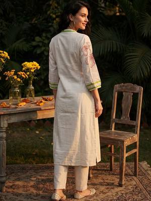 Women Floral Printed Regular Kurta with Trousers 4