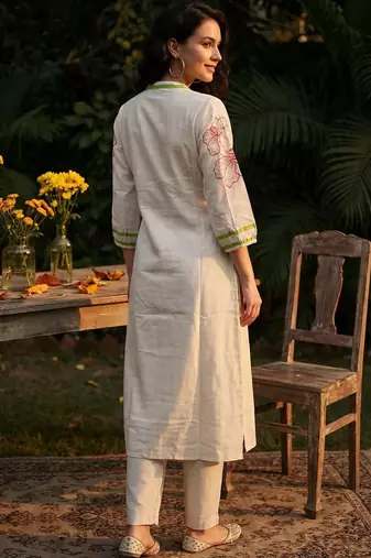 Women Floral Printed Regular Kurta with Trousers