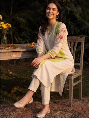 Women Floral Printed Regular Kurta with Trousers 5