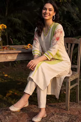 Women Floral Printed Regular Kurta with Trousers
