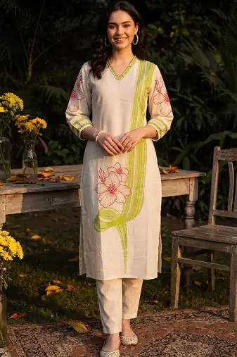 Women Floral Printed Regular Kurta with Trousers