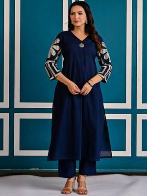 Women Embroidered Regular Thread Work  Cotton A-Line Kurta with Trousers 1