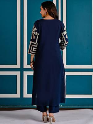 Women Embroidered Regular Thread Work  Cotton A-Line Kurta with Trousers 4
