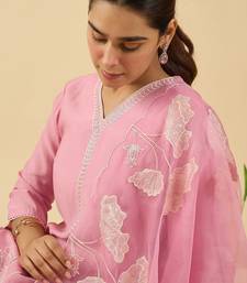 Women Floral Embroidered Kurta with Trousers & Dupatta