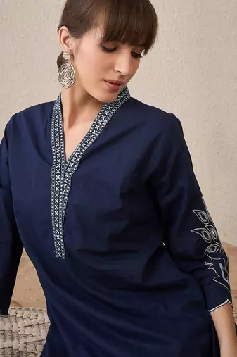 Women Floral Embroidered Regular Thread Work  Cotton Kurta with Trousers