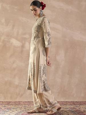 Ethnic Motifs Printed Notch Neck Sequinned Straight Kurta With Trousers 3