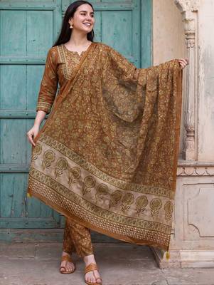 Women Floral Printed Regular  Cotton Kurta with Trousers & With Dupatta 1