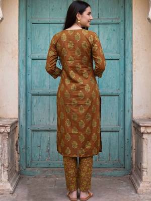 Women Floral Printed Regular  Cotton Kurta with Trousers & With Dupatta 4