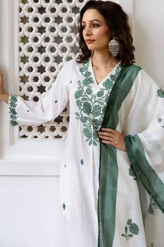 Women Floral Embroidered Empire Thread Work Pure Cotton Kurta with Trousers & With Dupatta