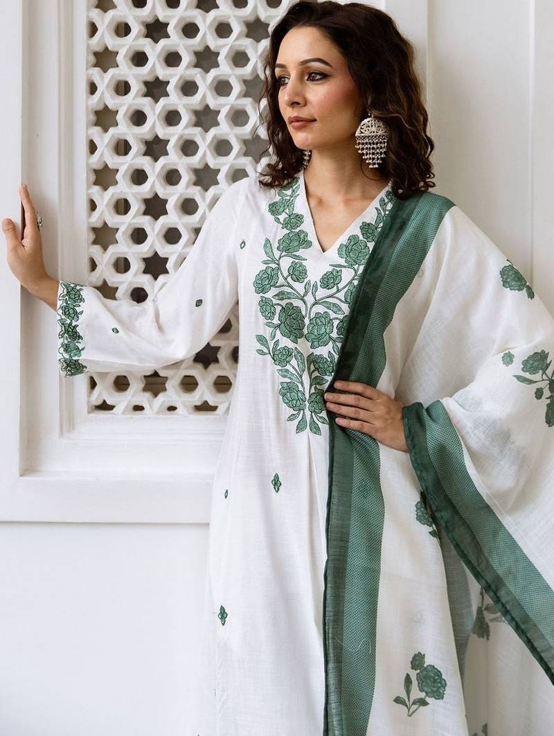 Women Floral Embroidered Empire Thread Work Pure Cotton Kurta with Trousers & With Dupatta