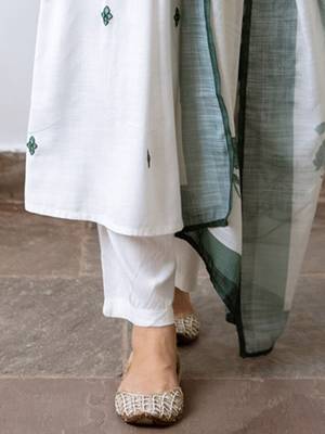 Women Floral Embroidered Empire Thread Work Pure Cotton Kurta with Trousers & With Dupatta 7