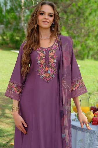 Women Embroidered Thread Work Kurta with Trousers & Dupatta