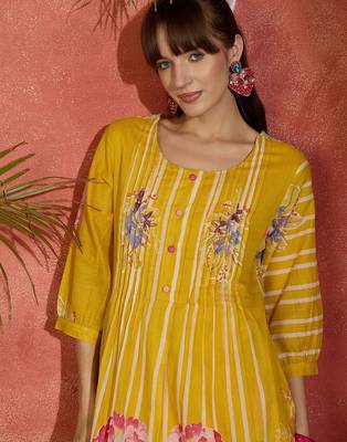 Women Floral Printed  Cotton Kurta with Trousers 1