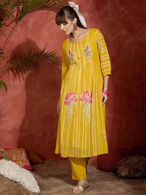 Women Floral Printed  Cotton Kurta with Trousers 2