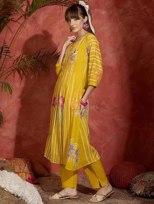 Women Floral Printed  Cotton Kurta with Trousers 4