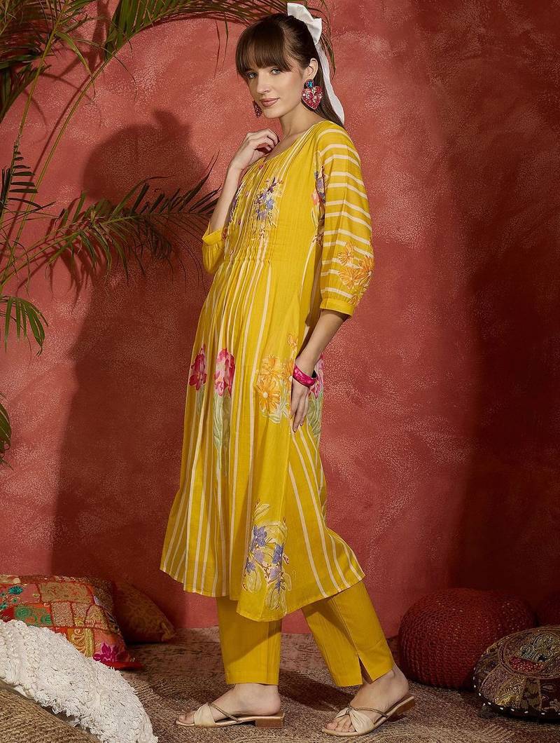 Women Floral Printed  Cotton Kurta with Trousers