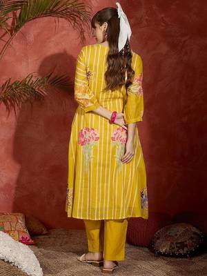 Women Floral Printed  Cotton Kurta with Trousers 5