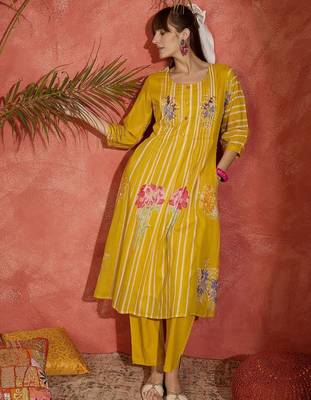 Women Floral Printed  Cotton Kurta with Trousers 6