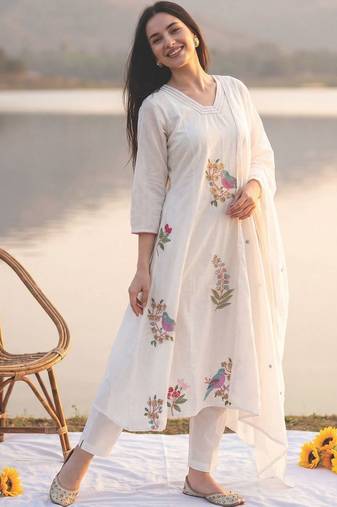 Women Embroidered Regular Thread Work  Cotton Kurta with Trousers & With Dupatta