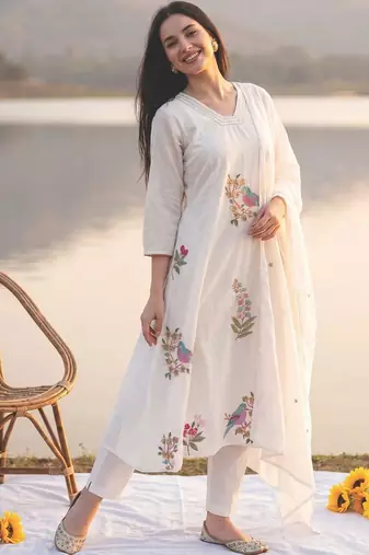 Women Embroidered Regular Thread Work  Cotton Kurta with Trousers & With Dupatta