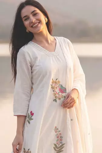 Women Embroidered Regular Thread Work  Cotton Kurta with Trousers & With Dupatta