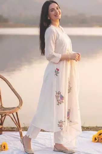 Women Embroidered Regular Thread Work  Cotton Kurta with Trousers & With Dupatta