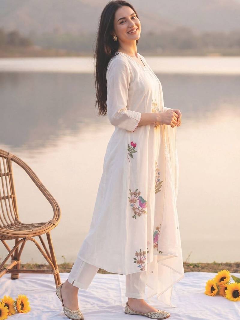 Women Embroidered Regular Thread Work  Cotton Kurta with Trousers & With Dupatta