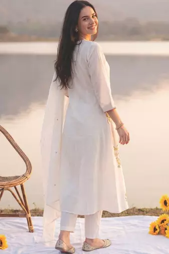 Women Embroidered Regular Thread Work  Cotton Kurta with Trousers & With Dupatta