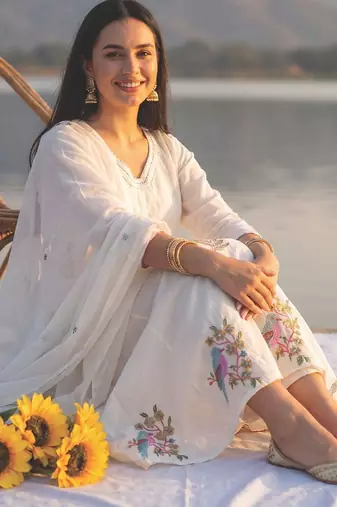 Women Embroidered Regular Thread Work  Cotton Kurta with Trousers & With Dupatta