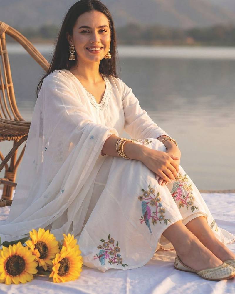 Women Embroidered Regular Thread Work  Cotton Kurta with Trousers & With Dupatta