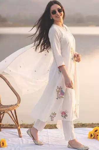 Women Embroidered Regular Thread Work  Cotton Kurta with Trousers & With Dupatta
